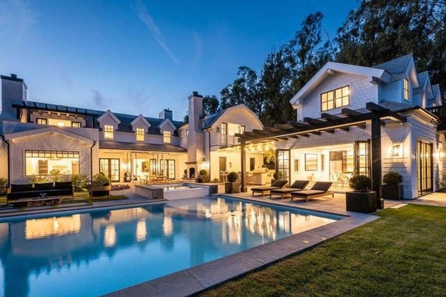 Selain rumah utama, terdapat pula rumah singgah dua lantai yang dilengkapi fasilitas ruang bermain, kolam renang dengan spa dan area untuk pesta barbeque di luar ruangan. Foto: Dok. Realtor