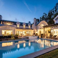 Selain rumah utama, terdapat pula rumah singgah dua lantai yang dilengkapi fasilitas ruang bermain, kolam renang dengan spa dan area untuk pesta barbeque di luar ruangan. Foto: Dok. Realtor