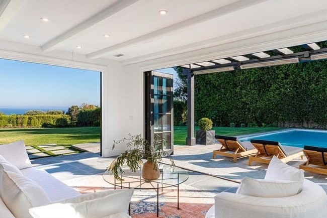 Seorang sumber seperti dilansir E!News mengatakan, Chris Martin yang sebenarnya membeli rumah tersebut. Namun Dakota Johnson juga akan tinggal di sana. Itu rumah baru, ujar sumber. Foto: Dok. Realtor