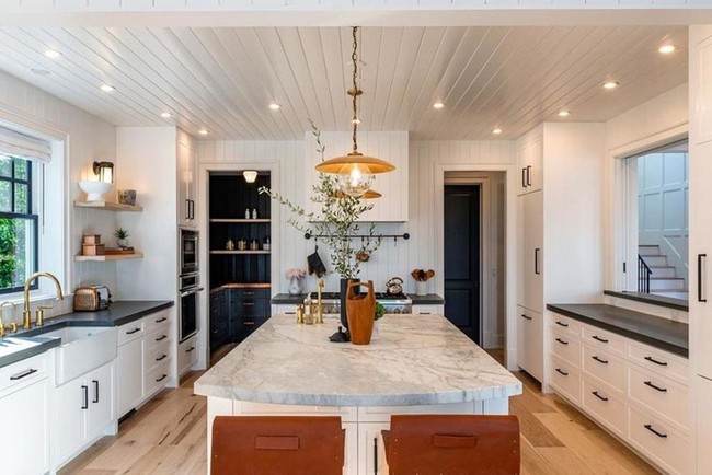 Ada pula dapur besar dengan island dari marmer. Dapur mewah ini bernuansa serba putih. Foto: Dok. Realtor