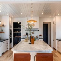 Ada pula dapur besar dengan island dari marmer. Dapur mewah ini bernuansa serba putih. Foto: Dok. Realtor