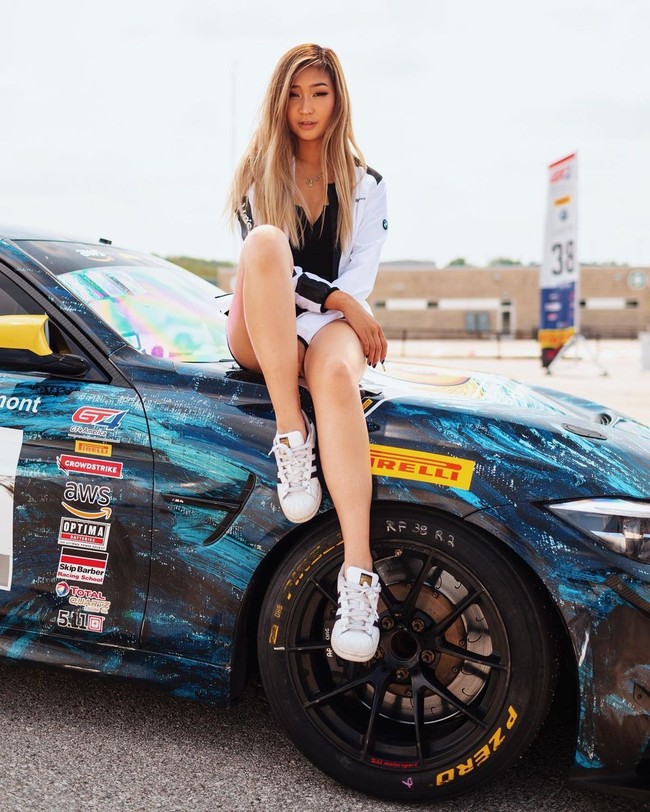 Samantha Tan adalah pembalap mobil BMW yang telah memenangkan berbagai pertandingan. Baru-baru ini ia sukses menjadi wanita Asia pertama yang memenangkan Abu Dhabi 6 Hour Race dalam kategori GT4. Foto: Instagram @samanthaatan