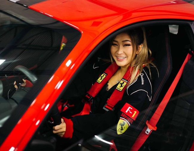 Aku baru sadar betapa pentingnya orang-orang sepertiku untuk sukses, contohnya, di industri yang didominasi pria. Untuk menunjukan bahwa kita bisa melakukan. Aku tidak punya panutan seperti itu ketika aku baru mulai jadi ini bukan selalu soal membuktikan diri sendiri bahwa aku bisa melakukannya dan itu bukan mengenai gender atau ras yang menghambatku, jelas Samantha.  Foto: Instagram @samanthaatan