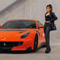 Samantha sendiri sebenarnya tidak terlalu berpikir mengenai gender saat pertama kali mencoba balapan di usia 16. Namun lama kelamaan banyak wanita yang datang padanya dan mengatakan bahwa ia adalah inspirasi atau panutan mereka. Ketika itu, wanita 23 tahun ini ingin menggunakan platform-nya untuk memberdayakan sesama. Foto: Instagram @samanthaatan