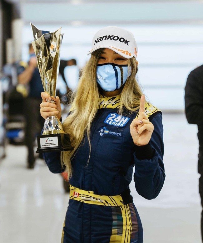 Selain membuktikan bahwa wanita juga andal dalam dunia balap, Samantha mengaku ingin mematahkan stereotip mengenai orang Asia? Kamu tahu ada stereotip bahwa orang Asia adalah pengemudi yang buruk? Jadi aku berusaha membuktikan stereotip itu salah seumur hidupku, ungkapnya kepada the Post. Foto: Instagram @samanthaatan