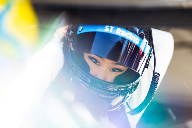 Wanita ini juga mengaku beruntung memiliki orangtua yang mendukung jadi pembalap. Menurutnya tidak banyak orangtua Asia yang setuju anak mereka berada di industri motorsport.Foto: Instagram @samanthaatan