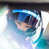 Wanita ini juga mengaku beruntung memiliki orangtua yang mendukung jadi pembalap. Menurutnya tidak banyak orangtua Asia yang setuju anak mereka berada di industri motorsport.Foto: Instagram @samanthaatan
