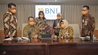 (Ki-Ka) Direktur Treasury dan International BNI Henry Panjaitan, Direktur Utama BNI Royke Tumilaar, Direktur Keuangan BNI Novita Widya Anggraini, Direktur Bisnis Konsumer BNI Corina Leyla Karnalies, Wakil Direktur Utama BNI Adi Sulistyowati, dan Direktur Corporate Banking BNI Silvano Rumantir pada Public Expose BNI Tahun 2020 di Jakarta, Jumat (29 Januari 2021). Foto: dok. BNI