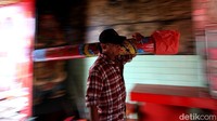 Sebanyak 20 lilin berukuran besar itu dikirim dari luar kota, tepatnya dari Semarang.