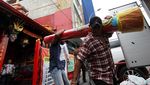 Sambut Imlek, Lilin Berukuran Besar Hiasi Klenteng di Solo