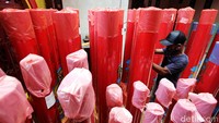 Selain mendatangkan lilin berukuran besar, Klenteng Tien Kok Sie pun bersolek menyambut Tahun Baru Imlek. Salah satunya dengan mengecat ulang tiang serta pernak-pernik di area klenteng tersebut.