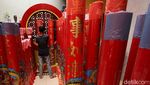 Sambut Imlek, Lilin Berukuran Besar Hiasi Klenteng di Solo