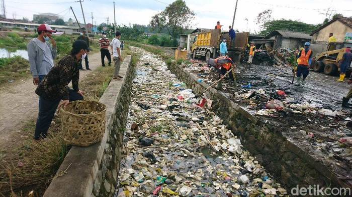 Sampah Menumpuk di Saluran Irigasi Pasar Kranggot Cilegon