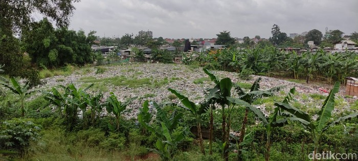 Sampah seluas lapangan bola di Kampung Caman, Jakasampurna, Kota Bekasi, 29 Januari 2021. (Taufieq Renaldi Arfiansyah/detikcom)