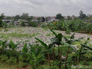 5 Hari Sejak Titah Walkot Bekasi, Sampah Selapangan Bola Belum Diangkut