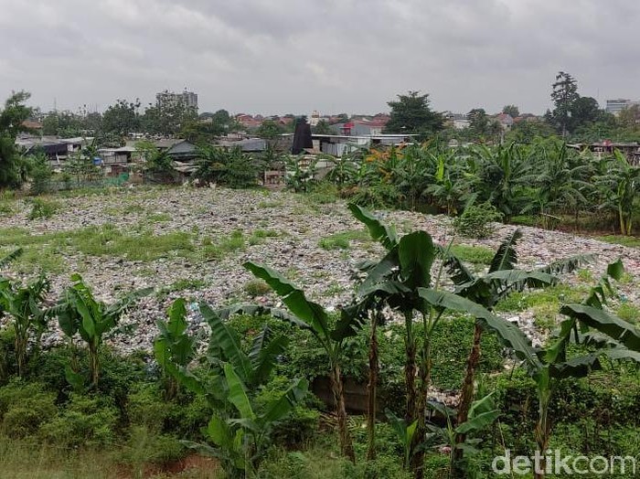 Sampah seluas lapangan bola di Kampung Caman, Jakasampurna, Kota Bekasi, 29 Januari 2021. (Taufieq Renaldi Arfiansyah/detikcom)