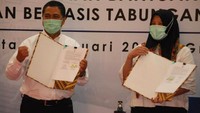 Direktur Consumer and Commercial Lending PT Bank Tabungan Negara (Persero) Tbk. Hirwandi Gafar bersama Kepala Satuan Kerja Pembiayaan Infrastruktur Pekerjaan Umum dan Perumahan Kementerian PUPR Fina Sjafinas menandatangani naskah Perjanjian Kerja Sama tentang Penyaluran BP2BT Tahun 2021 di Jakarta, Kamis (28/1).  Foto: dok. Kemen PUPR
