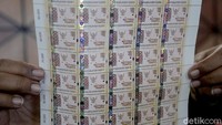 Meski bea materai Rp 10 ribu mulai berlaku di tahun 2021 ini, bea meterai Rp 3.000 dan Rp 6.000 masih bisa dipakai di 2021. Ada syarat yang melekat jika ingin menggunakan kedua meterai tadi, yakni nilainya minimal Rp 9.000. Setidaknya ada tiga cara agar meterai Rp 3.000 dan Rp 6.000 bisa dipakai selama masa transisi.