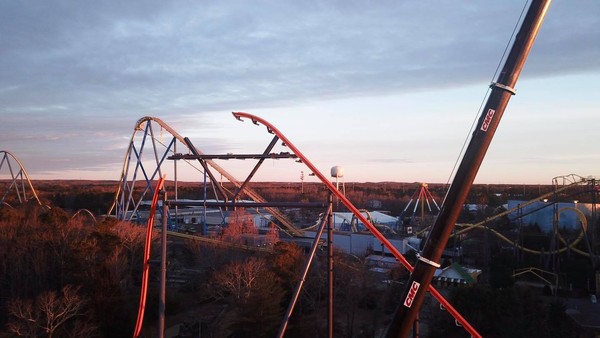 Six Flags Great Adventure mengumumkan Senin lalu bahwa mereka punya pembaruan wahana roller coaster yang lebih seru. Jersey Devil Coaster, roller coaster yang akan menjadi roller coaster single track tertinggi di dunia.