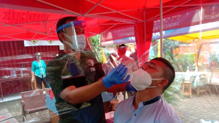 Sopir-Penumpang di Terminal Kalideres Diswab Antigen dan Tes Urine