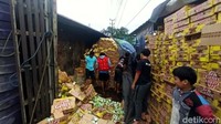 Peristiwa itu terjadi sekitar pukul 03.00 WIB. Sebagian muatan terlihat berserakan di jalan. Sejumlah warga terlihat mengevakuasi dus berisi air minum dalam kemasan tersebut.