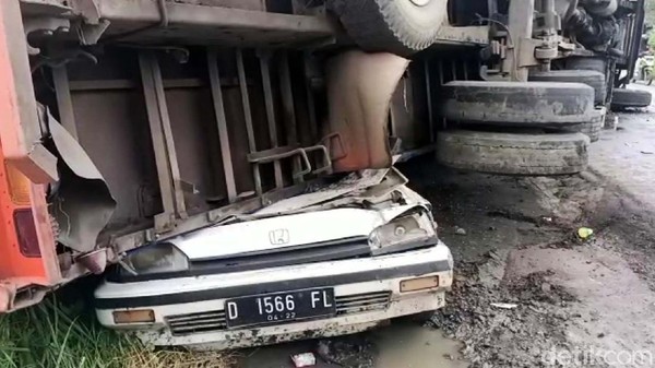 Tertimpa Truk Tronton, Mobil Ini Ringsek