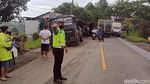 Tertimpa Truk Tronton, Mobil Ini Ringsek