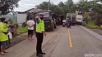Kondisi lalulintas sempat macet akibat kejadian itu, anggota Satuan Lalu Lintas Polres Sukabumi terlihat mengurai kendaraan yang melintas dan melakukan sistem buka tutup kendaraan.