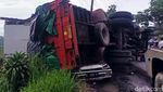 Tertimpa Truk Tronton, Mobil Ini Ringsek