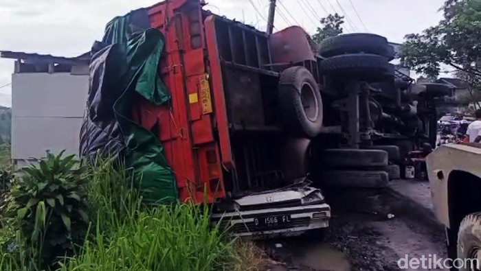 Tertimpa Truk Tronton, Mobil Ini Ringsek Truk pengangkut air minuman dalam kemasan terguling menimpa mobil di Jalan Raya Bogor - Sukabumi. Mobil yang tengah diparkir itu pun ringsek.