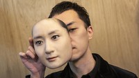 Jepang terkenal dengan kecanggihan dan inovasinya. Tak heran, topeng wajah hiper-realistis yang mirip dengan wajah manusia jadi salah satu hal yang bisa ditemukan di Negeri Sakura.