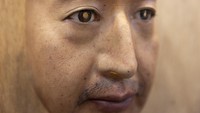 Topeng itu dibuat dengan meniru fitur wajah manusia yang dibayar 40 ribu yen untuk hak menggunakan wajah mereka dan dibuat dengan printer 3D sebelum dijual hingga 98 ribu yen.