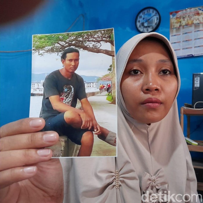 Tri menunjukkan foto suaminya, Abdul Wakhid, semasa hidup.