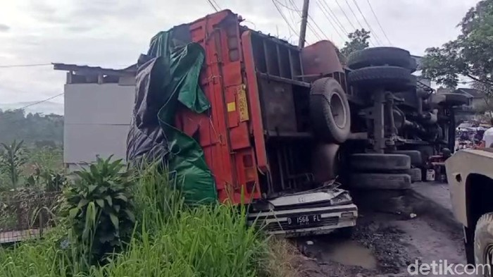 Truk terguling timpa mobil di Sukabumi.