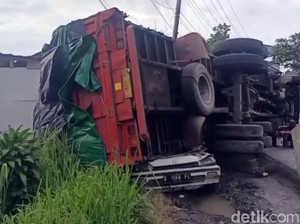 Sopir Mengantuk, Truk Tronton Timpa Mobil di Sukabumi