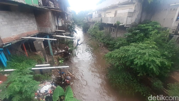 Update kondisi Kali Baru Cijantung, Tugu, Cimanggis, Depok, 29 Januari 2021. (Afzal Nur Iman/detikcom)