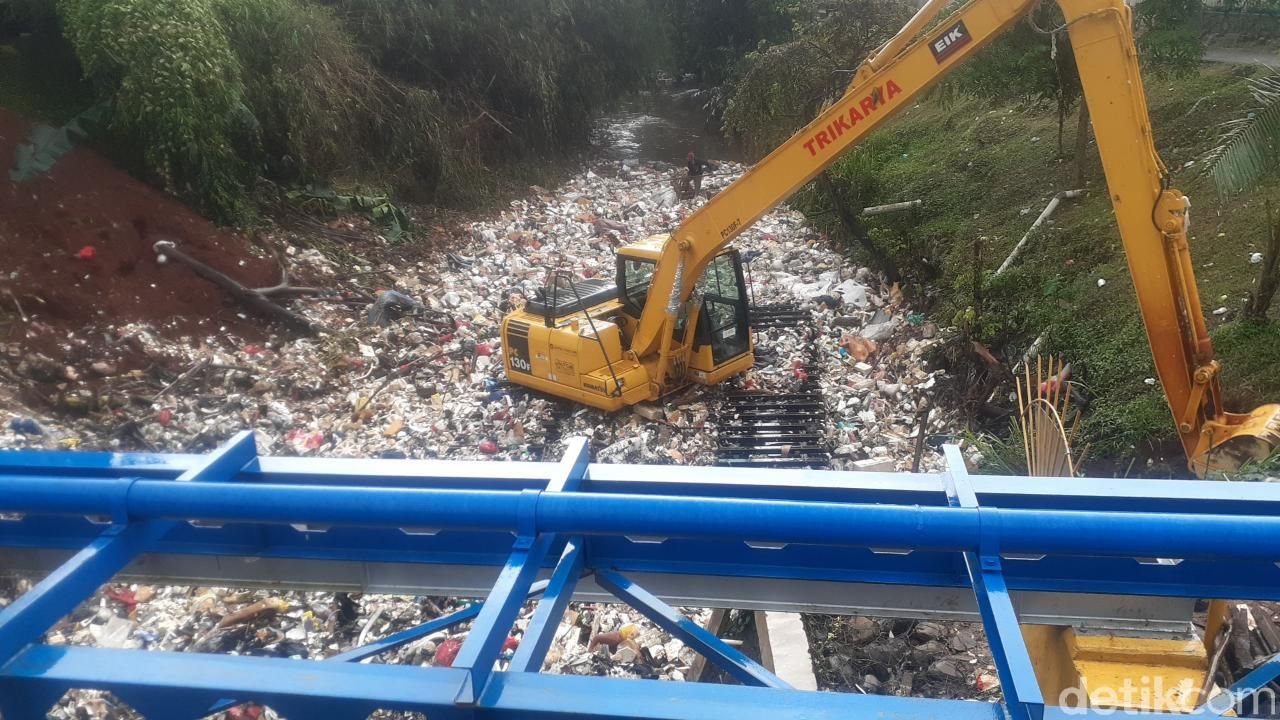 Update kondisi Kali Baru Cijantung, Tugu, Cimanggis, Depok, 29 Januari 2021. (Afzal Nur Iman/detikcom)