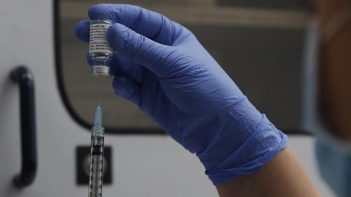 A dose of the Phase 3 Novavax coronavirus vaccine is seen ready for use in the trial at St. Georges University hospital in London Wednesday, Oct. 7, 2020. Novavax Inc. said Thursday Jan. 28, 2021 that its COVID-19 vaccine appears 89% effective based on early findings from a British study and that it also seems to work — though not as well — against new mutated strains of the virus circulating in that country and South Africa. (AP Photo/Alastair Grant)