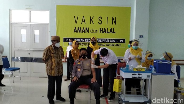 Vaksinasi corona tahap II di Gorontalo dimulai (Ajis/detikcom)