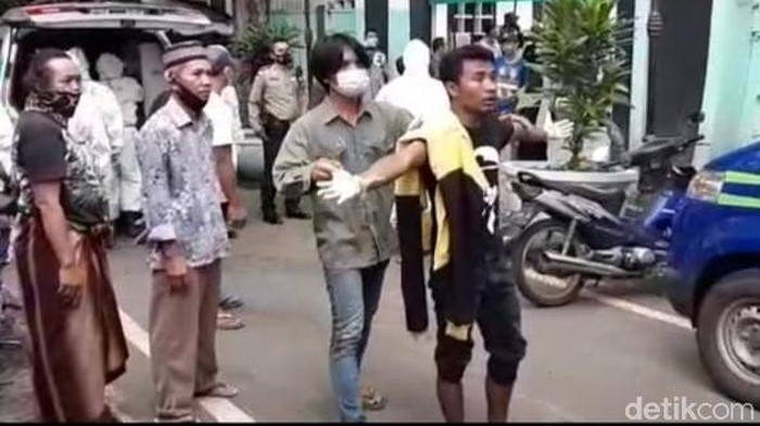 Video Keluarga Marah Karena Jenazah COVID-19 Tertukar