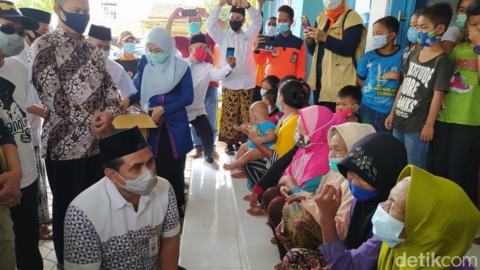 Wagub Jateng Taj Yasin Maimoen mengunjungi pengungsi Gunung Merapi di Mertoyudan, Magelang, Jumat (29/1/2021).