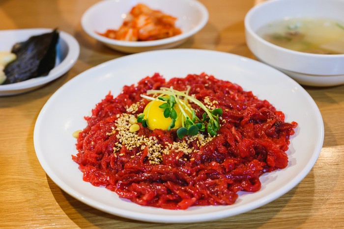 yukhoe, daging mentah khas Korea