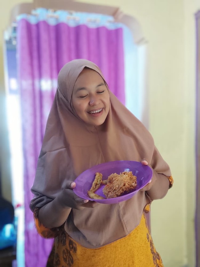 7. Kisah Istri Bisa Masak Hemat Saat Dapat Uang Belanja Rp 30 Ribu SemingguViral di TikTok kisah istri yang mengungkapkan jatah uang belanja dari suaminya. Yanti Suherman di akun @yuniyantisuherman mengaku hanya menerima Rp 30 ribu untuk jatah uang belanja satu minggu. Postingan itu menjadi kontroversi karena jumlah tersebut dianggap terlalu sedikit. Tapi tak sedikit pula yang memujinya kreatif.Wanita 28 tahun yang bekerja sebagai guru Bahasa Indonesia di Indramayu, Jawa Barat itu pun memberikan tipsnya untuk kamu yang mau hemat. Pertama kalau mau hemat, sebelumnya kalian harus isi kulkas kalau pun habis kan tinggal beli sisa-sisanya saja. Kedua coba deh nanam di kebun atau di depan rumah, tanaman yang bermanfaat. Jangan nanam bunga yang viral ya. Tanaman kayak cabai, tomat, terong dan lainnya. Terkahir jangan merasa kekurangan, belajar bersyukur Insya Allah rezeki selalu ada. Tapi kudu usaha juga, pungkasnya.Foto: dok. pribadi
