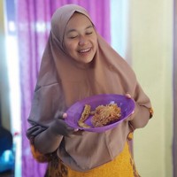 7. Kisah Istri Bisa Masak Hemat Saat Dapat Uang Belanja Rp 30 Ribu SemingguViral di TikTok kisah istri yang mengungkapkan jatah uang belanja dari suaminya. Yanti Suherman di akun @yuniyantisuherman mengaku hanya menerima Rp 30 ribu untuk jatah uang belanja satu minggu. Postingan itu menjadi kontroversi karena jumlah tersebut dianggap terlalu sedikit. Tapi tak sedikit pula yang memujinya kreatif.Wanita 28 tahun yang bekerja sebagai guru Bahasa Indonesia di Indramayu, Jawa Barat itu pun memberikan tipsnya untuk kamu yang mau hemat. Pertama kalau mau hemat, sebelumnya kalian harus isi kulkas kalau pun habis kan tinggal beli sisa-sisanya saja. Kedua coba deh nanam di kebun atau di depan rumah, tanaman yang bermanfaat. Jangan nanam bunga yang viral ya. Tanaman kayak cabai, tomat, terong dan lainnya. Terkahir jangan merasa kekurangan, belajar bersyukur Insya Allah rezeki selalu ada. Tapi kudu usaha juga, pungkasnya.Foto: dok. pribadi