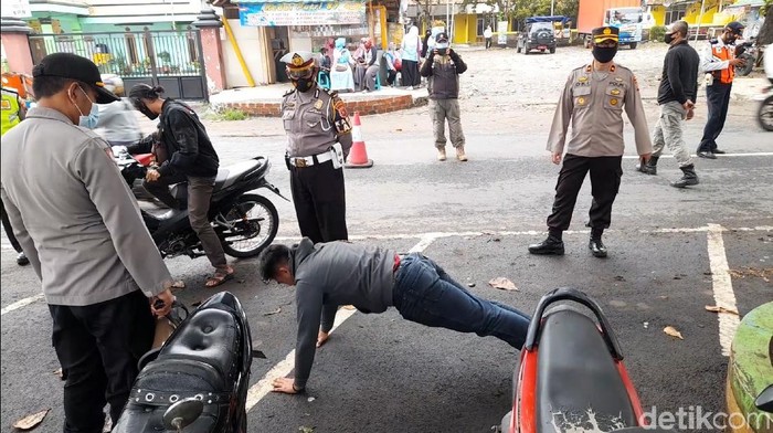 Abai Prokes di Sukabumi, Dihukum Push-Up