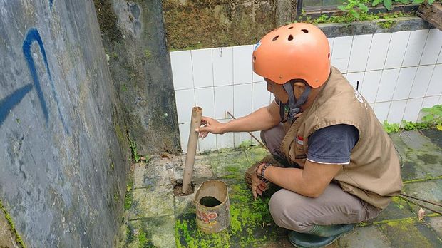 Asap Muncul dari Tanah Rumah Warga Kuningan