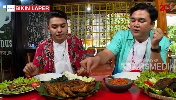 Bikin Laper! Ayam Geprek Sambal Korek yang Pedasnya Seuhah Bikin Laper! Ayam Geprek Sambal Korek yang Pedasnya Seuhah