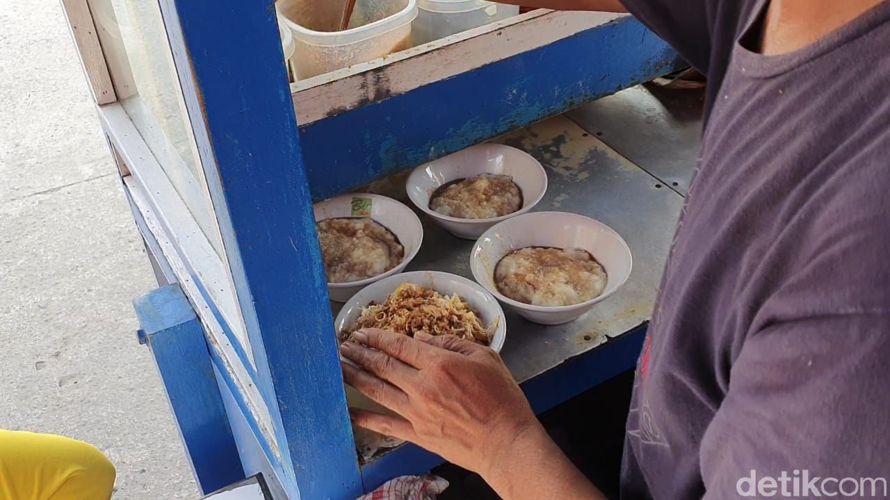 bubur ayam enak di depan klenteng hok lay kiong