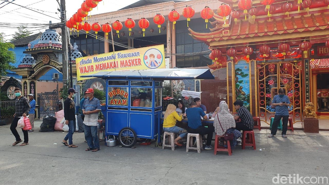 bubur ayam enak di depan klenteng hok lay kiong