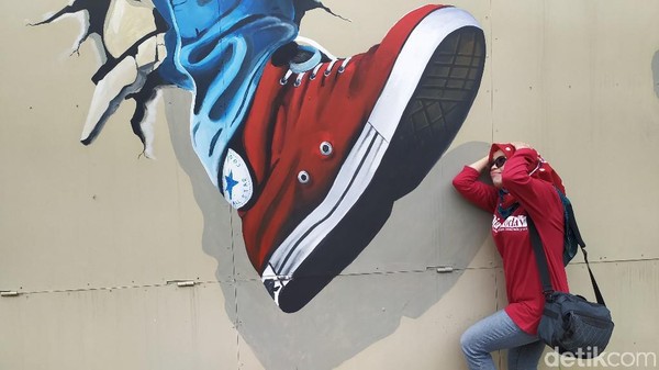 Mural-mural 3D keren juga banyak di sini buat foto-foto. Tiket masuknya cukup terjangkau, hanya Rp 10 ribu per orang. Traveler sudah mendapat bonus air mineral dan voucher akses WiFi gratis. (Dadang Hermansyah/detikTravel) Mural-mural 3D keren juga banyak di sini buat foto-foto. Tiket masuknya cukup terjangkau, hanya Rp 10 ribu per orang. Traveler sudah mendapat bonus air mineral dan voucher akses WiFi gratis. (Dadang Hermansyah/detikTravel)